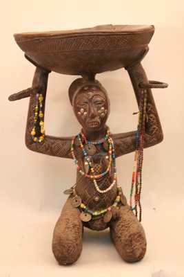 Luba..(cariatide), d`afrique : Rép.démoncratique du Congo., statuette Luba..(cariatide), masque ancien africain Luba..(cariatide), art du Rép.démoncratique du Congo. - Art Africain, collection privées Belgique. Statue africaine de la tribu des Luba..(cariatide), provenant du Rép.démoncratique du Congo., eme 48O/878.Cariatide Luba H.54cm.et diam du plateau 34cm.Attelier du maître des trois rivières.bois mi-lourd.Cet attelier trouve son inspiration dans le style de Kabongo et dans celui de Mwanza,de qui il emprunte la façon de tailler le tronc du cylindre,le recouvrant de scarifications,et dégageant la forme du thorax,des seins,des épaules, des bras ainsi que certains détails anatomiques:yeux,nez,bouche aux dents apparentes.La coiffure en couronne,la forme de la découpe décorée de losanges alternés .
.bois ,des anneaux de fer dans les poignets .Sur le visage et sur les seins il y a des punaises,qui ont probablement été ajoutés plus tard,comme scarification.La cariatide a une vieille patine foncée.Les jambes sont complètement repliées.Fin 19eme sc.; début du 20eme sc.
 (Verwilghen)

Luba cariatide 54cm.h.;de schaal 34cm.diam. Meesterwerk van het attelier van de meester der drie stromen.Deze attelier is beinvloed door de Kabongo en door de Mwanza stijl.De manier van de cylinderromp te bewerken,de borst,de schouder en het gezicht in  waarde 
te stellen,vol met scarificaties.De haartooi in vorm van een kroon, versierd met ruittekeningen.In de polsen zitten ijzere ringen.De benen zijn volledig geplooid.Einde 19de,begin 20ste eeuw.














. art,culture,masque,statue,statuette,pot,ivoire,exposition,expo,masque original,masques,statues,statuettes,pots,expositions,expo,masques originaux,collectionneur d`art,art africain,culture africaine,masque africain,statue africaine,statuette africaine,pot africain,ivoire africain,exposition africain,expo africain,masque origina africainl,masques africains,statues africaines,statuettes africaines,pots africains,expositions africaines,expo africaines,masques originaux  africains,collectionneur d`art africain